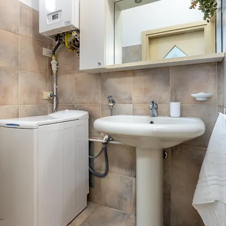 Hostdomus - Marine Sea View Apartment *