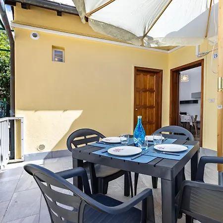 Hostdomus - Marine Sea View Apartment