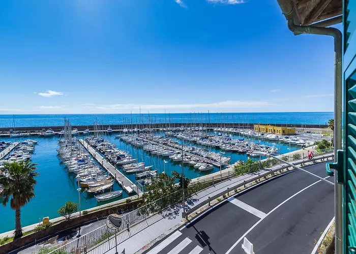 Hostdomus - Marine Sea View *