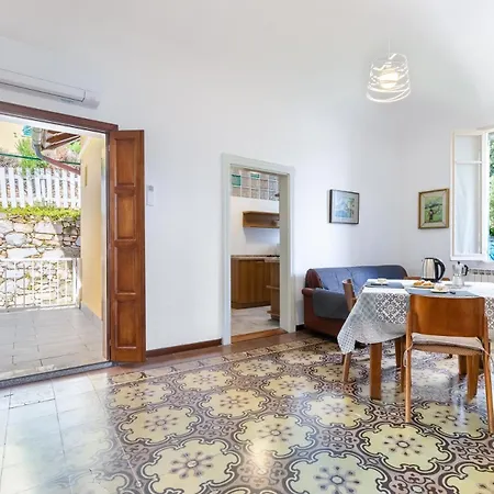 Hostdomus - Marine Sea View *